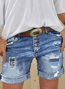Détails de short en jean bleu clair délavé avec braguette à boutons et ceinture marron