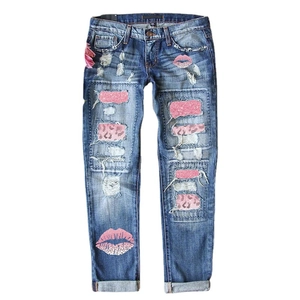 Jean femme avec empiècements léopard rose et sequins lèvres rouges en coupe droite décontractée