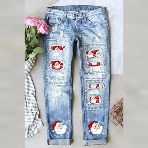 Jeans azzurri da donna con stampe natalizie di Babbo Natale e dettagli strappati trendy