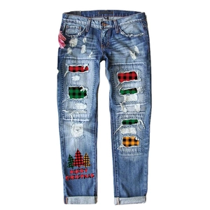 Jeans natalizi con toppe scozzesi buffalo e stampa Merry Christmas su sfondo bianco