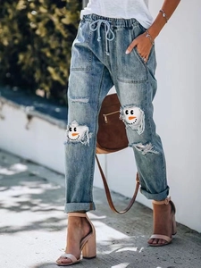 Jean bleu droit pour femme avec motifs de visage de bonhomme de neige sur les genoux
