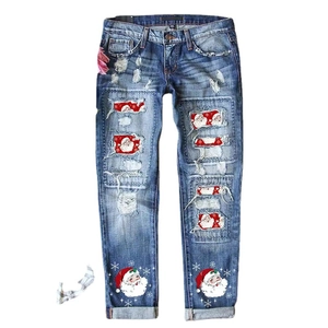 Jeans blu strappati da donna con toppe di Babbo Natale e stampa di fiocchi per Natale
