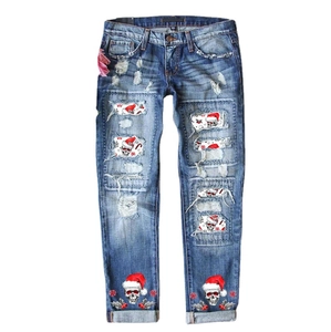 Jean bleu clair pour femme avec déchirures et imprimés de crânes de Noël festifs