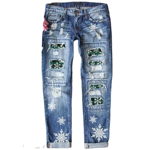 Jeans natalizi blu scuro con stampe di fiocchi di neve e toppe a quadri verdi