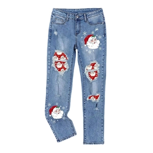 Jeans blu da donna con strappi e stampe festive di Babbo Natale e fiocchi di neve