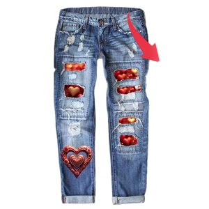 Jean droit bleu délavé avec détails déchirés et doublure à motif cœurs rouges