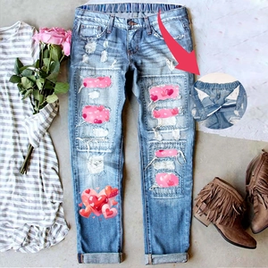 Jean skinny bleu clair pour femme avec coeurs roses, déchirures et taille élastique