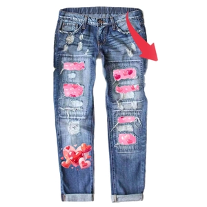 Jean droit taille mi-haute bleu pour femme avec déchirures et motifs de cœurs roses