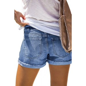 Short en jean bleu pour femme avec bords effilochés et poches arrière, style urbain d'été