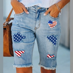 Damen Amerikanische Flagge Herz Druck Distressed Denim Shorts Hellblau Gewaschen Zerrissen Offener Saum Bermuda Shorts Sommer Streetwear Lässig Mittlere Taille