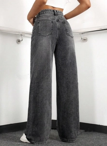 Rückansicht der gewaschenen rauchgrauen weiten Jeans mit weitem Bein und Gesäßtaschen