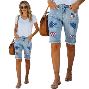 Damen Denim-Shorts in Hellblau mit US-Flaggen-Patches und zerrissenen Fransensäumen