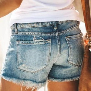 Vista posteriore di pantaloncini di jeans lavaggio chiaro con orlo sfrangiato e tasche