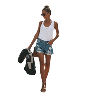 Short en jean bleu déchiré pour femmes avec ourlet effiloché et détails usés de style urbain