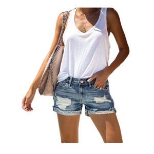 Damen Sommer-Outfit mit weißem ärmellosem Tanktop und zerrissenen blauen Denim-Shorts