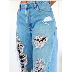Jean taille haute bleu clair pour femme avec patchs léopard élégants et déchirures
