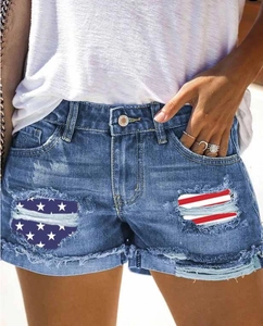 Short en jean bleu pour femme avec empiècements drapeau américain et ourlet effiloché usé