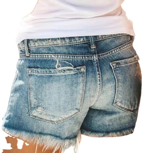 Vista posteriore di pantaloncini di jeans blu da donna con orlo a frange e strappi