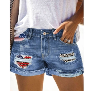 Makroansicht von Jeans-Shorts mit Leoparden-Herz-Patch und Distressed-Fransen-Details