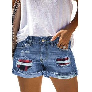 Damen Casual Zerrissene Denim Shorts Mit Rotem Karomuster Patch Mode Hellblau Mittlere Taille Gefranster Saum Streetwear Jeanshose