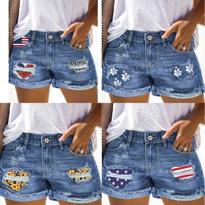 Short en jean usé pour femme avec écussons drapeau américain et fleurs bleues