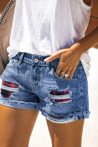 Damen Denim-Shorts in Blau mit roten Flanell-Patches und ausgefransten Säumen