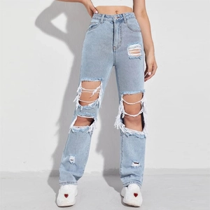 Jean femme taille haute bleu clair à coupe droite avec genoux déchirés et effilochés