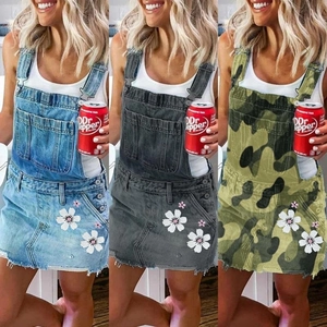 Damen Latzkleid aus Jeans in Blau, Dunkelgrau und Camouflage mit weißen Blumenmustern
