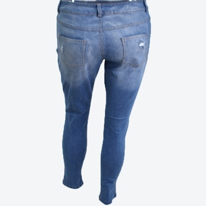 Détail des poches arrière de ce jean skinny bleu clair avec déchirures usées stylées