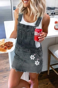 Lässiges dunkelgraues Jeans-Latzkleid mit weißen Blumenmustern und Fransensaum