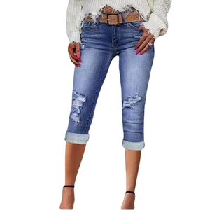 Pantalon capri en jean bleu pour femme avec ourlets retroussés et taille mi-haute élégante