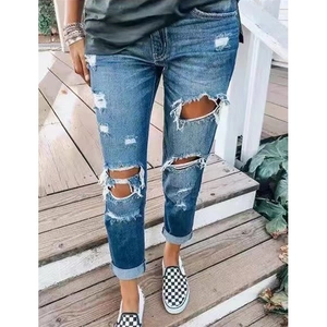 Jean slim pour femme bleu foncé avec genoux déchirés et revers de jambe élégants