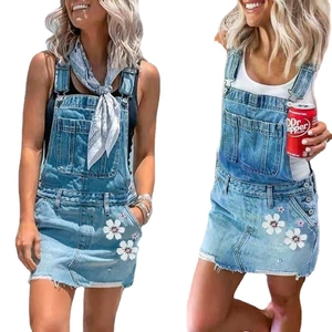 Damen Latzrock aus hellblauem Denim mit weißen Blumenstickereien und ausgefranstem Saum