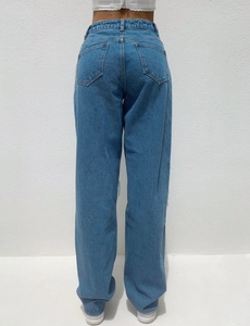 Vue arrière du jean taille haute à jambe large avec poches plaquées et délavage bleu clair