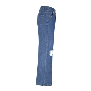 Vue latérale du jean en denim bleu à taille haute avec détails troués aux genoux
