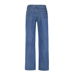 Détail de l'arrière d'un jean en denim avec poches doubles et passants de ceinture