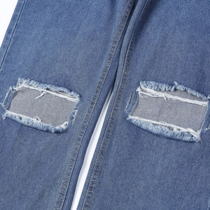 Détail d'un jean taille haute déchiré avec trous aux genoux et doublure en maille blanche