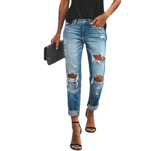 Jean skinny bleu clair pour femme avec détails déchirés et ourlets retroussés