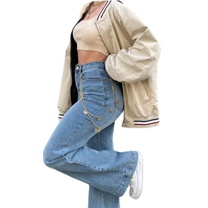 Jean évasé taille mi-haute pour femme avec une chaîne de taille papillon en métal chic