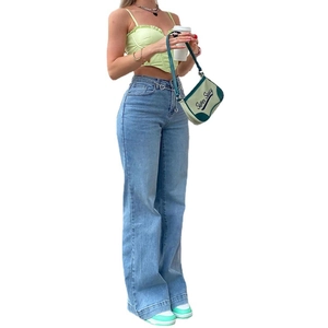 Jean femme bleu clair à taille haute et jambe large avec un caraco de couleur vert menthe