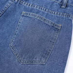 Détail de jean taille haute avec poche arrière et coutures jaunes contrastées renforcées