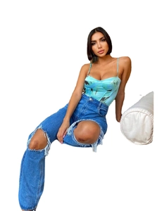 Jean femme taille haute ample déchiré jambes larges avec débardeur imprimé marbre