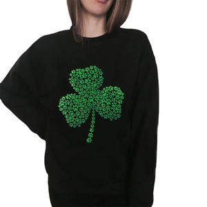 Schwarzes Sweatshirt für Herren mit grünem Kleeblatt-Druck aus kleinen Tierpfotenabdrücken