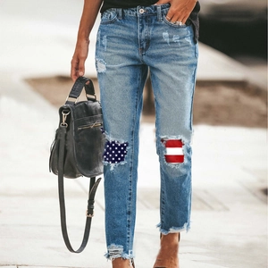 Jean droit bleu à taille moyenne pour femme avec écussons drapeau américain et trous usés