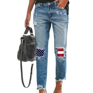 Jean femme délavé clair avec déchirures et empiècement drapeau américain