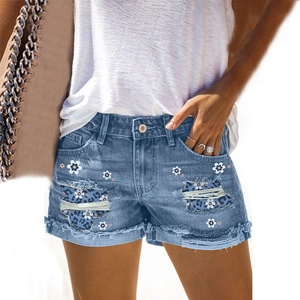 Short en jean bleu pour femme avec imprimé floral, détails usés et patchs motif léopard chic