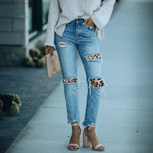 Jeans da donna azzurri con inserti leopardati e dettagli strappati alla moda