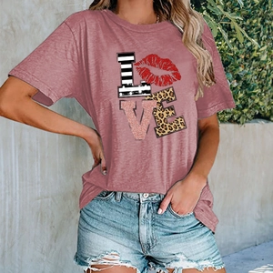 Détail de l'imprimé LOVE avec paillettes or rose et motif léopard sur t-shirt en coton rose