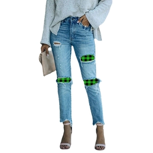 Damen Jeans hellblau mit Distressed-Details und grün karierten Stoff-Einsätzen