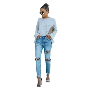 Jeans donna a vita alta con toppe leopardate e set con maglione grigio stile casual
